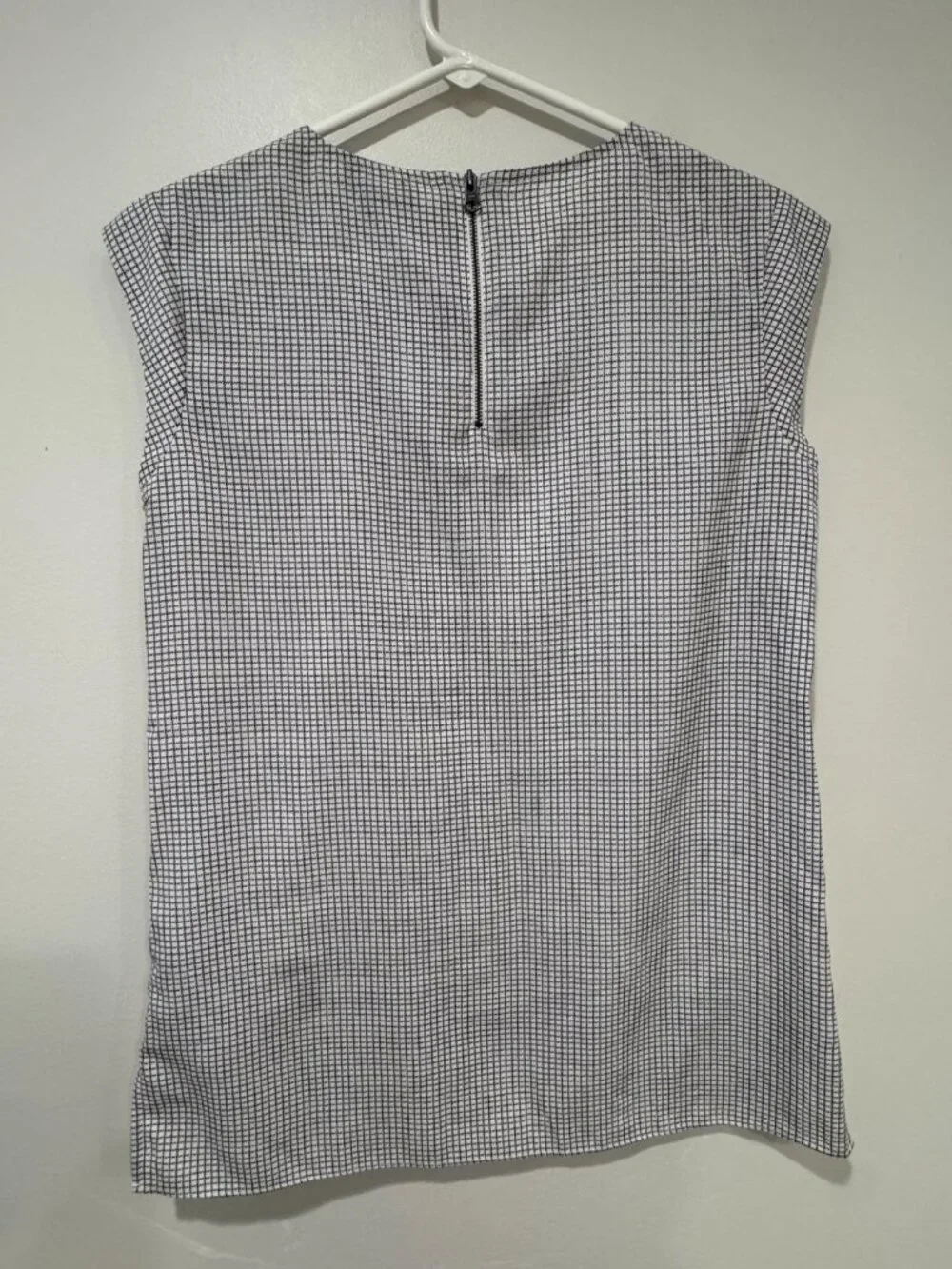The Limited Sleeveless Checkered Blouse – Size M 🔥